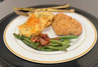 A plate of food with meat, vegetables and bread.